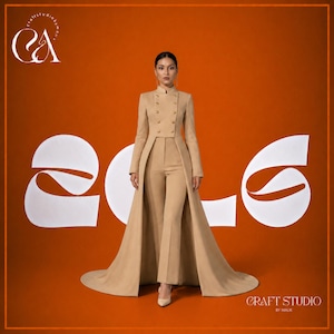 Peut inclure: Un costume formel de couleur beige avec un long manteau et un pantalon assorti. Le manteau présente un design croisé avec des boutons dorés et un col montant. Le costume fait partie de la collection Craft Studio by Malik, avec le logo de la marque.