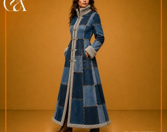 Puede incluir: Abrigo largo de mezclilla con diseño de patchwork en varios tonos de azul. El abrigo tiene cuello alto, ribete de piel sintética y cierres decorativos. El abrigo tiene bolsillos y se usa con botas marrones. El logotipo de Craft Studio es visible.