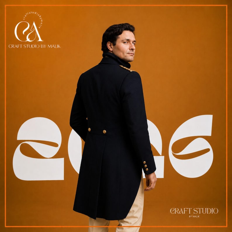 Peut inclure: Un manteau bleu marine avec des boutons dor&eacute;s et des &eacute;paulettes. Le manteau a une coupe longue et ajust&eacute;e avec une queue de pie. Le fond est de couleur orange chaud avec le texte "Craft Studio by Malik".