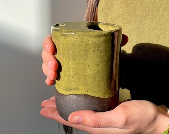 Taza de viaje de cerámica hecha a mano – Colección Matcha Green, cerámica rústica, 355 ml y 473 ml