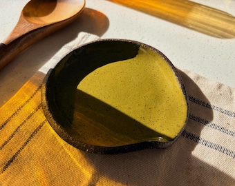 Reposacucharas de cerámica hecho a mano – Colección Matcha Green, gres rústico moteado, cerámica artesanal