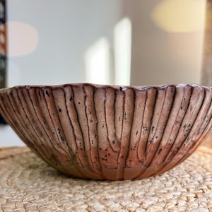 Ręcznie robiona miska na owoce z kamionki – kolekcja Dusty Plum, teksturowana ceramiczna miska na sałatkę