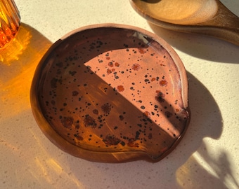 Reposacucharas de cerámica hecho a mano – Colección Dusty Plum, Gres moteado, Cerámica artesanal