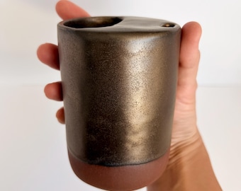 Taza de viaje de cerámica hecha a mano - Colección Black Gold, taza de café de gres con boquilla, cerámica artesanal minimalista