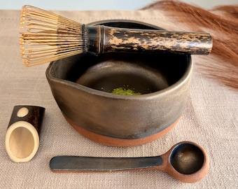 Cuenco de matcha hecho a mano, juego de matcha – Colección Black Gold, Chawan de cerámica con cuchara y batidor de bambú