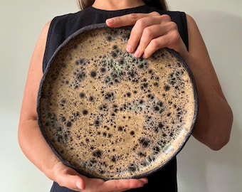 Tabla de quesos de cerámica hecha a mano: cerámica rústica con moteado dorado, cerámica artesanal