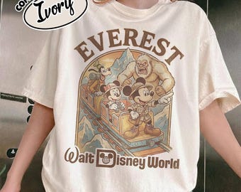 Camiseta Comfort Color Retro Mickey Expedición Montaña Everest, Mickey y Amigos Montaña Everest, Camiseta Mickey Aventura, Camiseta Animal RLR313