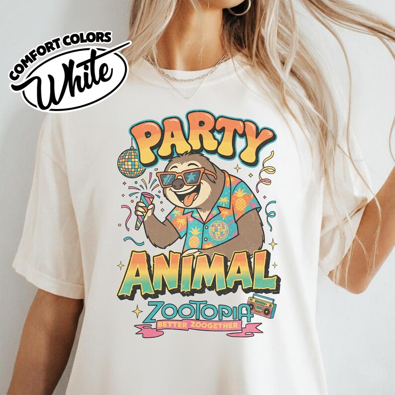 Puede incluir: Camiseta blanca Comfort Colors con un gr&aacute;fico colorido. El gr&aacute;fico presenta un perezoso de dibujos animados con gafas de sol y una camisa hawaiana, sosteniendo un micr&oacute;fono. El texto dice "PARTY ANIMAL ZOOTOPIA BETTER ZOOGETHER."