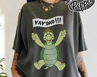 Camiseta Comfort Color Disney Robin Hood Toby Turtle Yay Dad, Camiseta retro Disney para el Día del Padre, Regalo nostálgico Disney para papá, Ropa Disneyland RLTC16