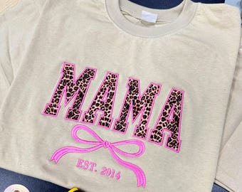 Sudadera personalizada con bordado de leopardo para mamá, con año de fundación personalizado y lazo. Regalo ideal para mamá.