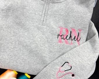Sudadera personalizada con cremallera de un cuarto para enfermeras registradas, nombre de enfermera bordado a medida, regalo para estudiantes de enfermería, sudadera médica de cuello redondo.