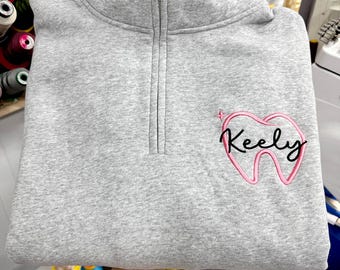 Sudadera dental personalizada con cremallera hasta el cuello, bordado personalizado del nombre del diente, regalo para asistente de dentista e higienista dental.