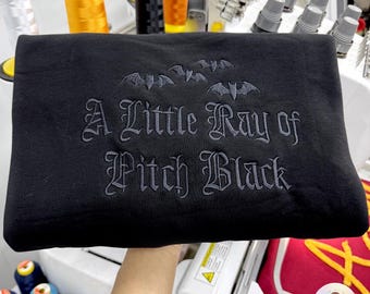 Sudadera bordada con un pequeño rayo de oscuridad, camiseta gótica de Halloween con humor negro y bordado de murciélago.