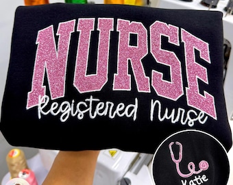 Sudadera de enfermera con bordado de purpurina personalizado y funda personalizada para estetoscopio.