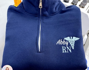 Sudadera personalizada con cremallera de un cuarto y diseño de caduceo de enfermera, suéter con nombre bordado personalizado para enfermeras registradas, auxiliares de enfermería y licenciadas en enfermería.