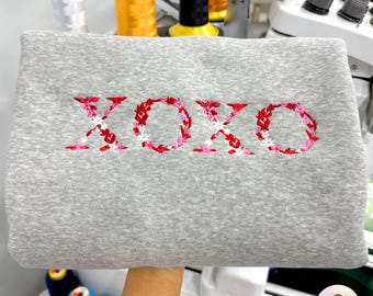 Sudadera con cuello redondo floral XOXO bordada, sudadera con capucha con flores de San Valentín, regalo romántico para ella.