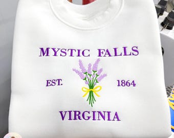Sudadera bordada de Mystic Falls, Virginia, cuello redondo con estampado floral vintage, regalo de la ciudad natal en color lavanda para ella.
