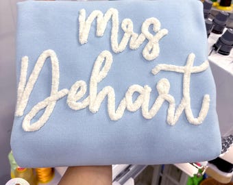 Sudadera bordada personalizada con hilo de la Sra., fecha en la manga, camisa para esposa, sudadera con capucha para futura esposa, regalo de compromiso, futura novia