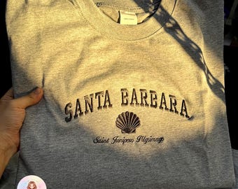 Anpassad tröja med stadsnamn, broderad Coastal Varsity-tröja med halsringning, personlig tröja med strandstad, inspirerad av Santa Barbara