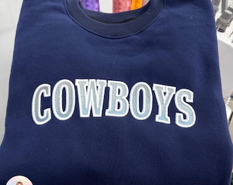 Sudadera personalizada de los Cowboys con bordado estilo universitario, sudadera universitaria con letras degradadas y nombre del equipo personalizado.