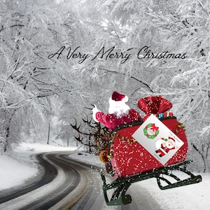 Puede incluir: Una escena invernal con una carretera y árboles nevados. Papá Noel en un trineo rojo con un saco de regalos y una tarjeta. El texto "A Very Merry Christmas" está escrito en cursiva.