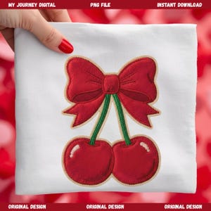 Può includere: Un quadrato di tessuto bianco con un fiocco rosso e due ciliegie con gambi verdi. Il disegno è delineato in beige. Il testo "MY JOURNEY DIGITAL", "PNG FILE", "INSTANT DOWNLOAD" e "ORIGINAL DESIGN" sono visibili.