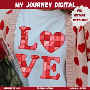Op de afbeelding: Wit T-shirt met het woord "LOVE" in rode patchwork letters en een hart. Het model draagt een roze vest met rode hartpatronen. De afbeelding bevat de tekst "MY JOURNEY DIGITAL" en "PNG INSTANT DOWNLOAD".