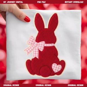 Könnte beinhalten: Ein rotes Plüsch-Hasen-Design mit einer rosa Vichy-Schleife und einem Herz auf weißem Hintergrund. Das Design ist eine PNG-Datei und ein sofortiger Download. Der Text "MY JOURNEY DIGITAL" steht oben.