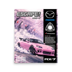 Può includere: Un poster di un'auto sportiva Mazda RX-7 rosa con la parola "ESCAPE!" in un font stilizzato. Il poster presenta il logo Mazda e il testo "MAZDASPEED". L'auto sta sbandando su una strada con uno sfondo rosa e bianco.