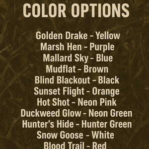 Pode incluir: Texto num fundo castanho que diz "MULLET DUCK SUPPLY COLOR OPTIONS". Abaixo, &eacute; exibida uma lista de op&ccedil;&otilde;es de cores, incluindo "Golden Drake - Yellow", "Marsh Hen - Purple" e "Mallard Sky - Blue".