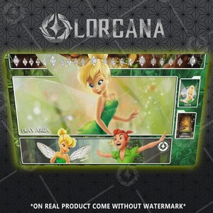 Peut inclure: Carte de jeu Lorcana verte et blanche avec Tinkerbell et Peter Pan. La carte a un fond vert avec les mots "PLAY AREA", "DECK" et "DISCARD". Le texte "*ON REAL PRODUCT COME WITHOUT WATERMARK*" est en bas.