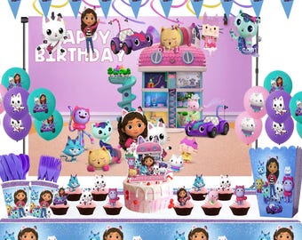 Puede incluir: Un juego de suministros para fiestas con temática de cumpleaños con personajes de dibujos animados. El juego incluye una tarta, cupcakes, globos, pancartas y vajilla. La combinación de colores es principalmente rosa, morado y azul, con el texto "HAPPY BIRTHDAY".