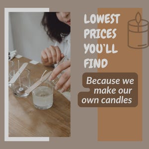 Pu&ograve; includere: Una persona versa del liquido in un portacandele di vetro trasparente con un supporto per stoppino in legno. L'immagine include il testo "LOWEST PRICES YOU'LL FIND Because we make our own candles."