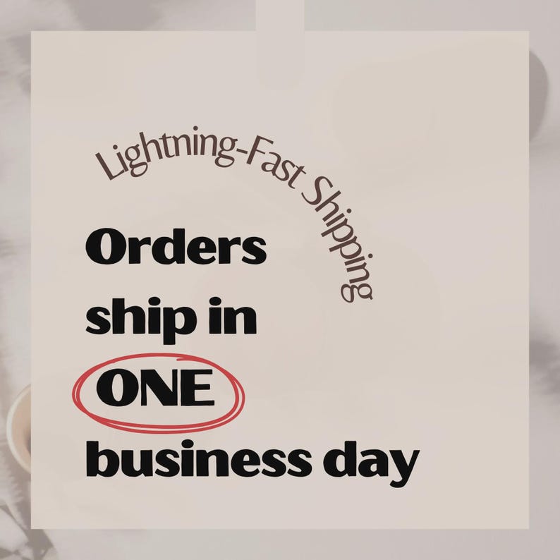 Pu&ograve; includere: Una scheda quadrata bianca con il testo "Lightning-Fast Shipping" in un carattere curvo. Le parole "Orders ship in ONE business day" sono in grassetto, in nero, con "ONE" cerchiato in rosso.