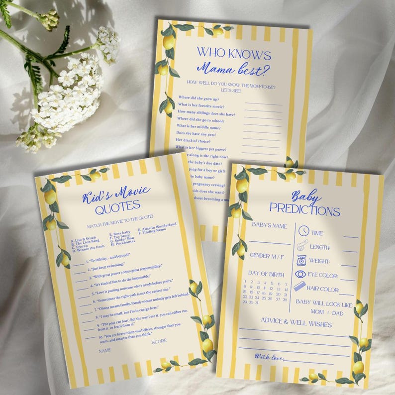 Op de afbeelding: Drie babyshower-spelkaarten met een citroenthema. De kaarten hebben gele en witte strepen en citroenillustraties. De tekst op de kaarten bevat "Who Knows Mama Best?", "Kid's Movie Quotes" en "Baby Predictions".