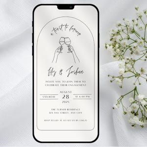 Könnte beinhalten: Ein Smartphone zeigt eine Verlobungseinladung. Das Design enthält die Worte "a toast to forever" und eine Strichzeichnung von zwei anstoßenden Gläsern. Die Namen "Lily & Joshua" sind zusammen mit den Veranstaltungsdetails abgebildet.