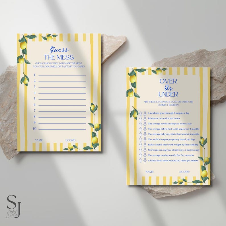 Op de afbeelding: Twee babyshower-spelkaarten. E&eacute;n kaart zegt "Raad de rommel" met invullijnen. De andere kaart zegt "Over of Onder" met uitspraken om te beantwoorden. Beide kaarten hebben een geel-witte gestreepte achtergrond met citroen- en bladaccenten.