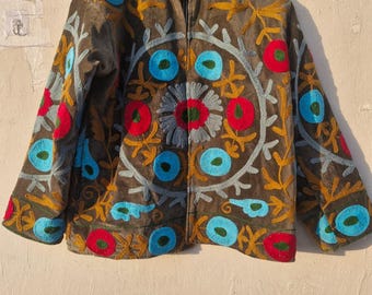 Handgjord Suzani Broderad Jacka – Boho Floral Artwear