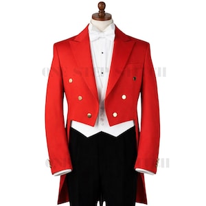 Op de afbeelding: Een formele rode rokkostuum met gouden knopen, gepresenteerd op een mannequin. De jas wordt gecombineerd met een wit overhemd, een vlinderdas en een zwarte broek. De jas heeft een klassiek, op maat gemaakt ontwerp, geschikt voor formele evenementen.