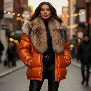 Chaqueta acolchada de cuero para mujer con cuello y puños de piel de zorro real extraíbles