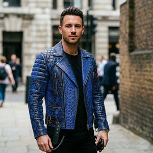 Puede incluir: Un juego de tres tazas de cerámica con un acabado mate moteado. Las tazas son de color crema, gris claro y gris oscuro. Cada taza tiene un diseño simple y minimalista y un asa redondeada.