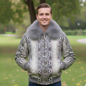 Puede incluir: Chaqueta con estampado de piel de serpiente gris y blanco, con cuello de piel gris. La chaqueta tiene cierre de cremallera y puños y dobladillo de canalé. La persona lleva vaqueros azules.