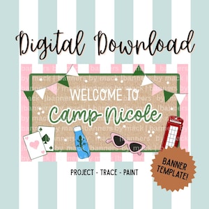 Pode incluir: Um modelo de banner para download digital com o texto "Digital Download", "WELCOME TO Camp Nicole" e "PROJECT - TRACE - PAINT". O design inclui um quadro de cortiça, bandeirolas, cartas de baralho, uma garrafa de água azul e óculos.