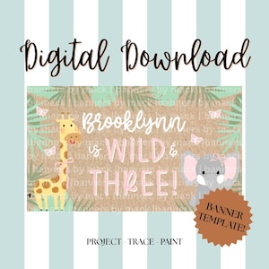 Könnte beinhalten: Digitales Download-Banner-Template mit Dschungel-Thema. Das Banner zeigt eine Giraffe, einen Elefanten und den Text "Brooklynn is WILD & THREE!" in Rosa und Weiß. Enthält den Text "BANNER TEMPLATE!" und "PROJECT - TRACE - PAINT".