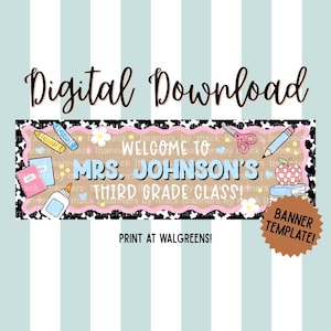 Peut inclure: Un modèle de bannière rectangulaire avec le texte "WELCOME TO MRS. JOHNSON'S THIRD GRADE CLASS!" entouré d'illustrations de fournitures scolaires comme des crayons, des ciseaux, de la colle et des cahiers sur un fond beige à bordure noire et blanche.