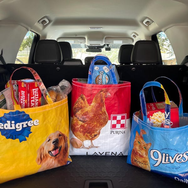 Sacolas ecológicas impermeáveis feitas à mão com sacos de ração reciclados, produzidas em nossa propriedade rural no Colorado. Duráveis, reutilizáveis e com um toque rústico.