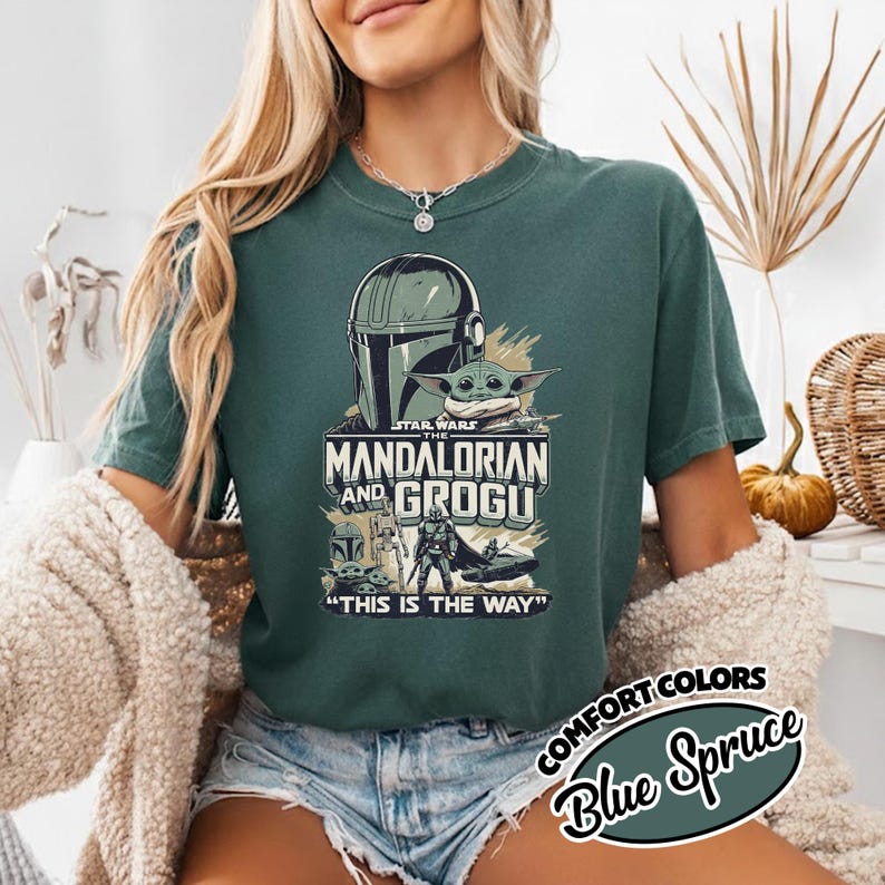 Puede incluir: Camiseta Blue Spruce con un dise&ntilde;o de Star Wars de The Mandalorian y Grogu. El dise&ntilde;o incluye el casco del Mandaloriano, Grogu y la frase "THIS IS THE WAY". Parte de la colecci&oacute;n Comfort Colors.