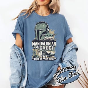Puede incluir: Camiseta azul Comfort Colors con un gr&aacute;fico de Star Wars con "The Mandalorian and Grogu". El dise&ntilde;o incluye el casco mandaloriano, Grogu y la frase "This is the Way".