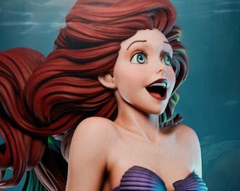 Può includere: Statua di una sirena con capelli rossi fluenti, reggiseno a conchiglia viola e coda verde. La sirena è appoggiata su una formazione rocciosa, con un'espressione sorpresa. Lo sfondo è una scena sottomarina blu scuro.