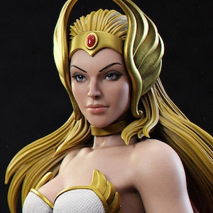 Könnte beinhalten: Detaillierte Statue einer weiblichen Figur mit langem blondem Haar und einem goldenen Kopfschmuck mit einem roten Edelstein. Sie trägt ein weißes und goldenes Outfit mit einem blauen Edelstein und einem roten Umhang. Die Statue hat ein realistisches, detailliertes Aussehen.